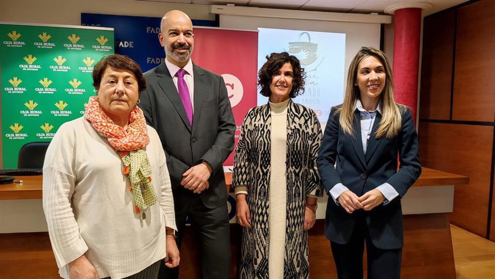 La gerente de la Unión de Comerciantes (UC), Carmen Moreno, el director comercial de Caja Rural de Asturias, Mariano Espín, la presidenta de la UC, Sara Menéndez, y la responsable de autónomos de CRA, Raquel Bernaldo de Quirós.