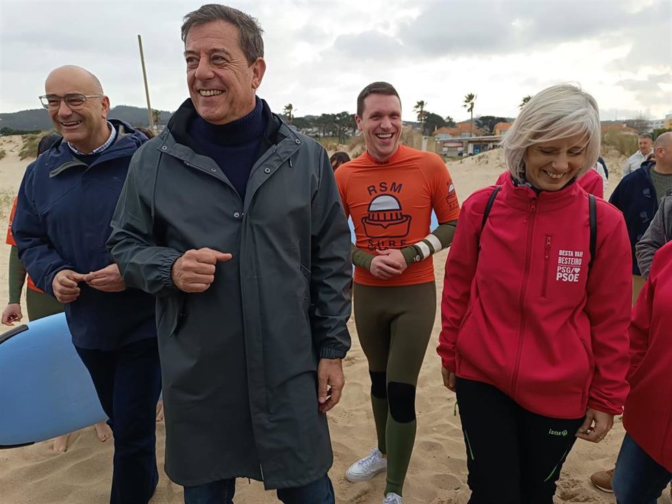 El candidato socialista a la Presidencia de la Xunta, José Ramón Gómez Besteiro, en la playa de Valdoviño (A Coruña) junto a los también candidatos Patricia Iglesias y Aitor Bouza