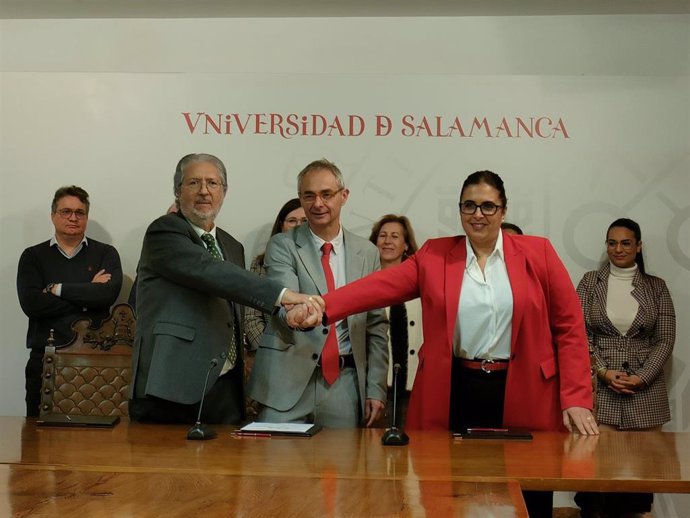 El  Rector De La USAL, Ricardo Rivero (C), Con Los Representantes De La Fundación Instituto De Cultura Gitana, Diego Fernández Jiménez (I), Y De La Asociación Unión Y Progreso Mujer Romaní, Almudena Navarro López (D)