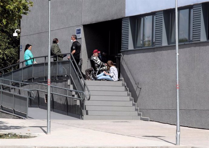 Archivo - Puerta de acceso al centro de acogida municipal para personas sin hogar Puerta Abierta, en el distrito madrileño de Latina, en Madrid (España)