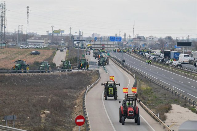 Corte total de las autovías A-43 y A-4 en la intersección de Manzanares