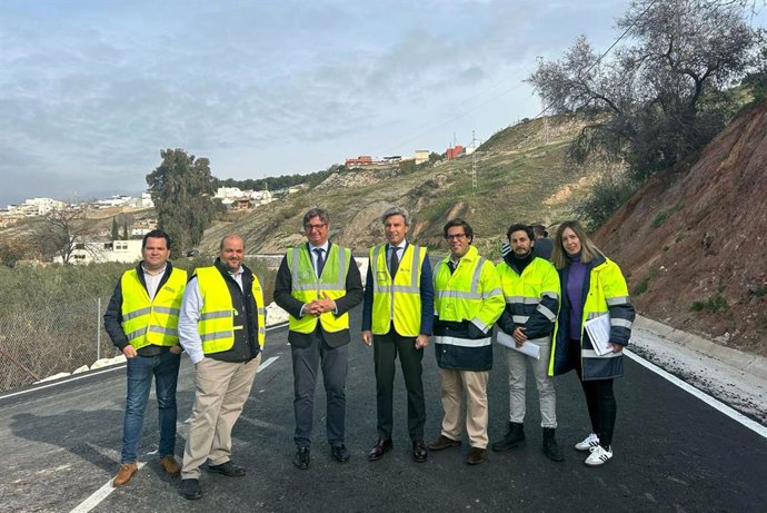 El vicepresidente primero y delegado de Infraestructuras, Sostenibilidad y Agricultura de la Diputación de Córdoba, Andrés Lorite (centro), en su visita a Puente Genil.
