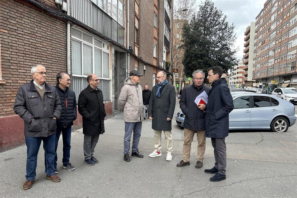 Representantes del Grupo Municipal Socialista y de la asociación vecinal El Refugio, en la calle Madre de Dios.