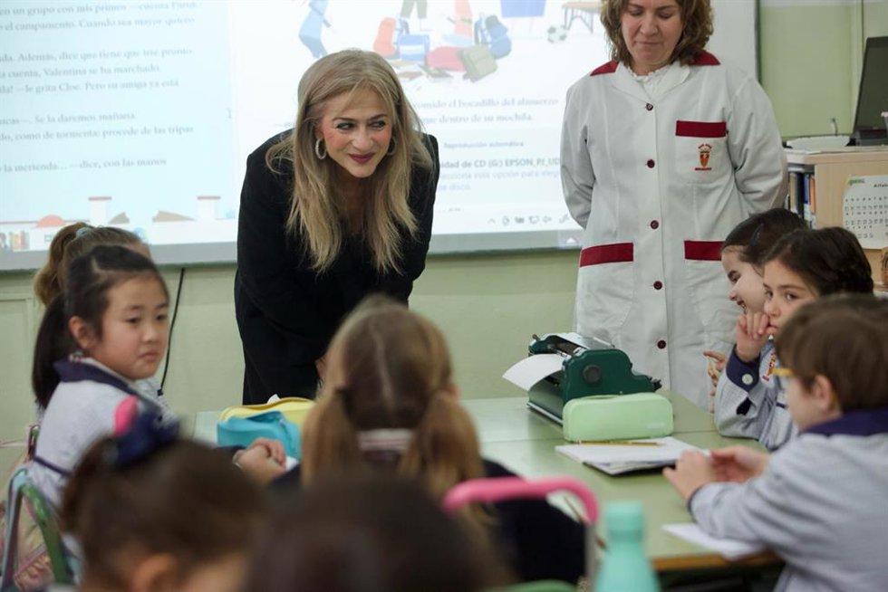 La consejera de Desarrollo Educativo, Patricia del Pozo, en su visita al colegio concertado San José Madres Mercedarias, en Sevilla capital.