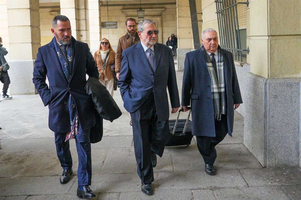 El ex tesorero de UGT-A, Federico Fresneda (C) a su llegada al juicio
