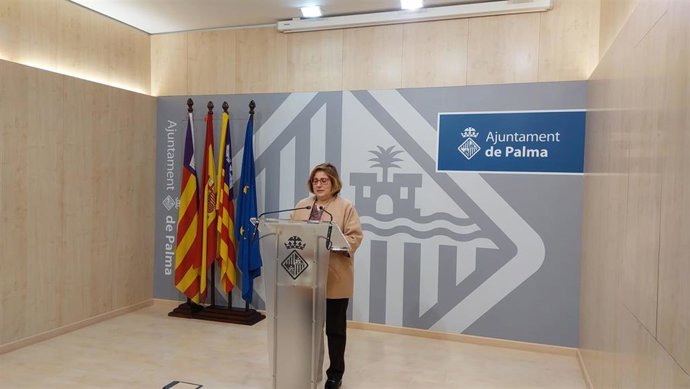 La portavoz del Ayuntamiento de Palma y teniente de alcalde Hacienda, Función Pública y Gobierno Interior, Mercedes Celeste, en una rueda de prensa posterior a la Junta de Gobierno.