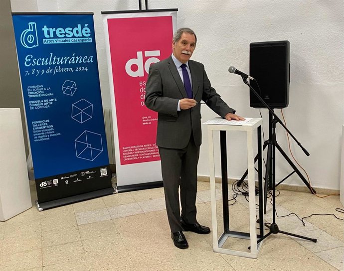 Viso, durante su intervención en la inauguración de 'Esculturánea' en la Escuela de Arte Dinisio Ortiz de Córdoba.