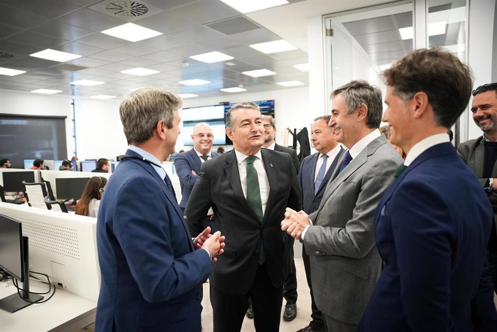 El consejero de Presidencia, Interior, Diálogo social y Simplificación Administrativa, Antonio Sanz, asiste a la celebración del 20 aniversario del Centro de control de Telecomunicaciones.