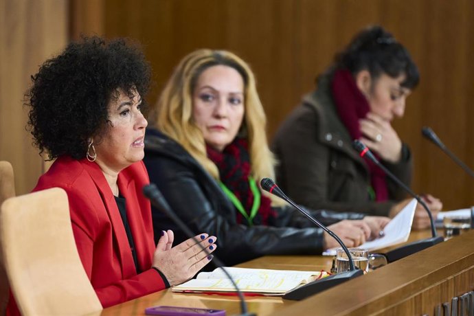 La diputada del Grupo Mixto-Adelante Andalucía, Maribel Mora, este miércoles en rueda de prensa junto a las trabajadoras de Ilunión en el Metro de Sevilla. 