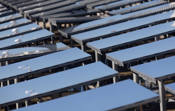 Archivo - Placas solares en el complejo tecnológico de Móstoles, a 15 de diciembre de 2023, en Móstoles, Madrid (España).