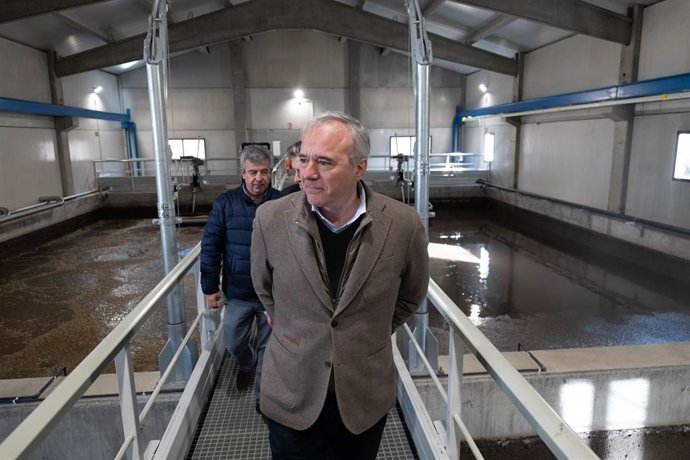 El presidente de Aragón, Jorge Azcón, en la depuradora de Sallent de Gállego (Huesca)
