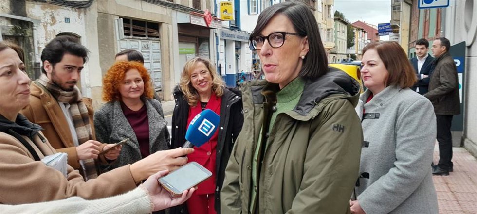 La consejera de Transición Ecológica, Industria y Desarrollo Económico, Nieves Roqueñí, atiende a los medios en Tineo.