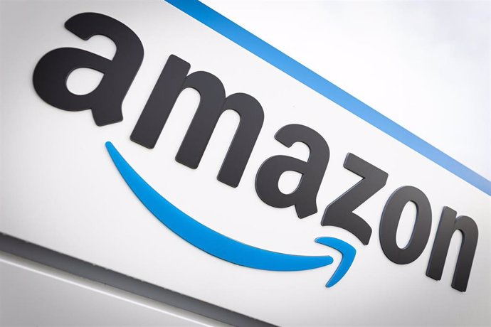 Archivo - FILED - 04 November 2022, Lower Saxony, Helmstedt: The Amazon logo can be seen at the online retailer's logistics center in Helmstedt. Photo: Moritz Frankenberg/dpa
