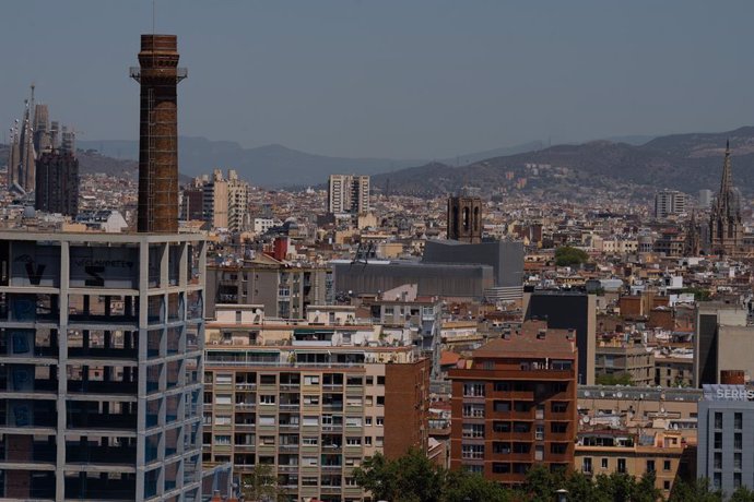 Archivo - Vista d'edificis d'habitatges des del mirador del Poble Sec, a Barcelona