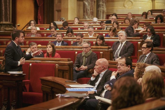 El president de la Generalitat, Pere Aragonès; el president d'ERC al Parlament, Josep Maria Jové, i el president del grup de Junts, Albert Batet, en el ple del Parlament
