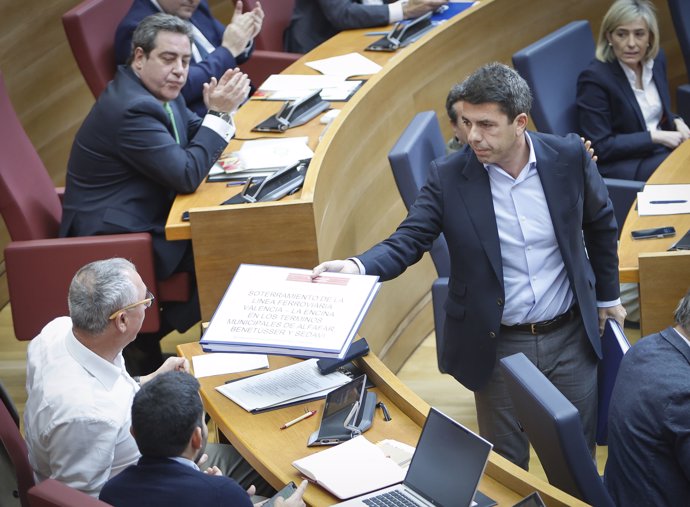 El 'president' Carlos Mazón entrega un document a Joan Baldoví (Compromís) en la sessió de control en Els Corts
