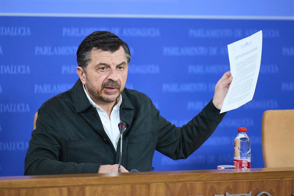 El portavoz del Grupo Parlamentario Popular, Toni Martín, durante la ronda de ruedas de prensa de portavoces de los grupos parlamentarios en el Parlamento de Andalucía, a 7 de febrero de 2024 en Sevilla (Andalucía, España). Los portavoces de los grupos 
