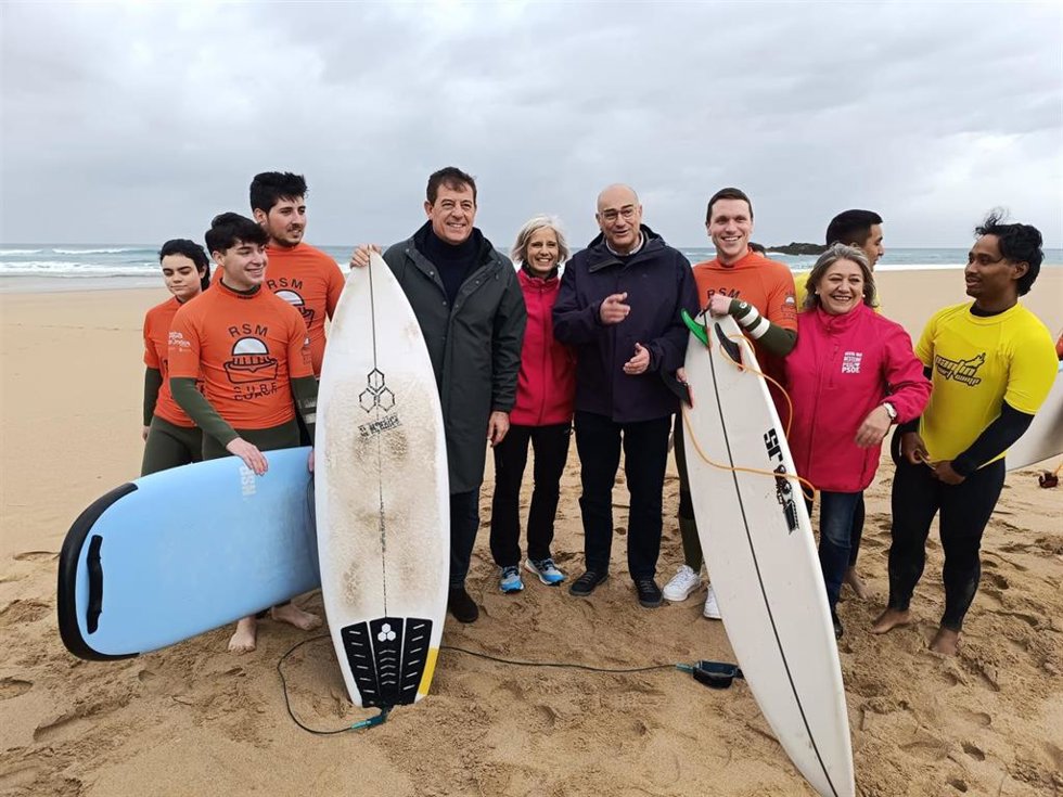 El candidato del PSdeG a la Presidencia de la Xunta, José Ramón Gómez Besteiro, junto al alcalde de Valdoviño, Alberto González, y otros socialistas en la playa de A Frouxeira