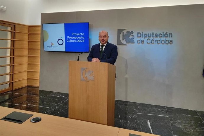 El delegado de Cultura en la Diputación de Córdoba, Gabriel Duque, en rueda de prensa.