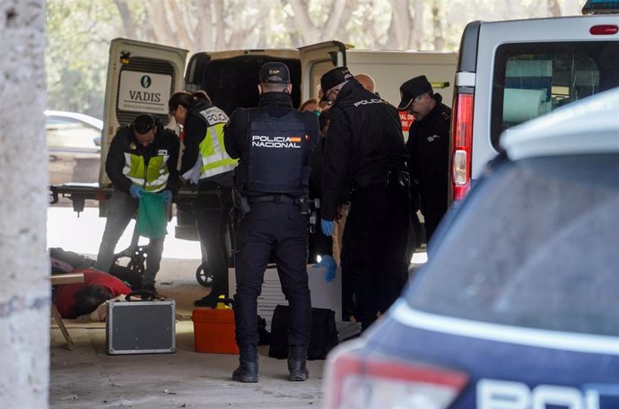 Imagen de la Policía en el puente del antiguo cauce de Valncia donde se ha econtrado el cuerpo del indigente fallecido presuntamente por las pedradas de otro hombre