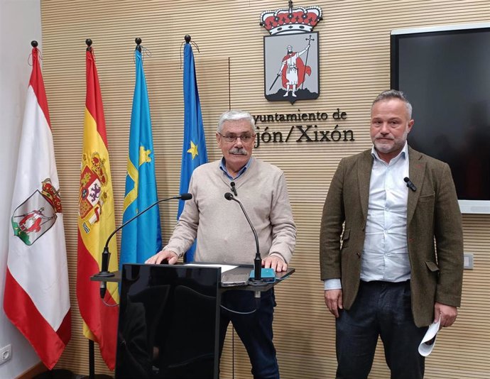 Rueda de prensa del portavoz del Grupo Municipal Socialista del Ayuntamiento de Gijón, Luis Manuel Flórez 'Floro', y el edil socialista Jacobo López.