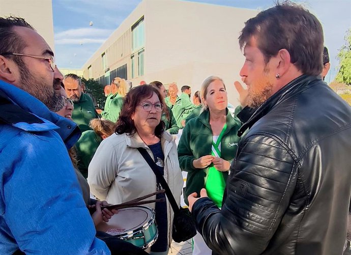 El concejal viceportavoz de la confluencia de izquierdas, Nicolás Sguiglia, se ha unido a la concentración que han realizado los trabajadores del lote 3 de la UMA para mostrar su apoyo a las reivindicaciones de la plantilla.