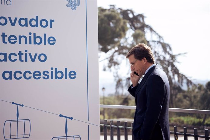 El alcalde de Madrid, José Luis Martínez-Almeida, durante su visita a las instalaciones del Teleférico de Madrid en la Casa de Campo