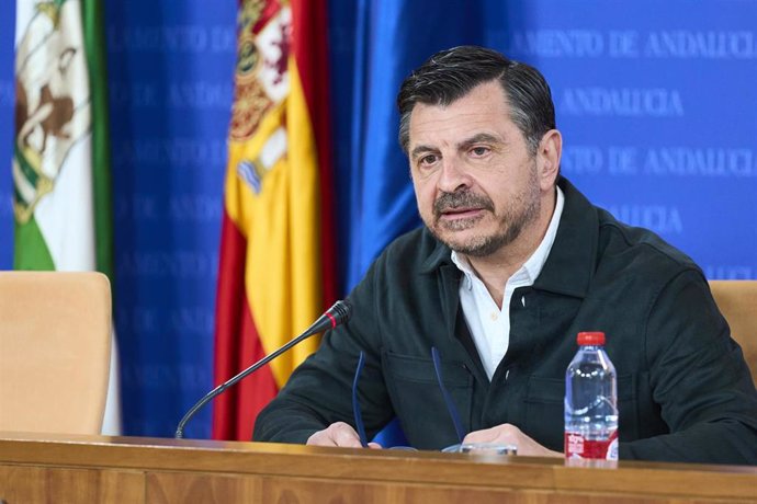 El portavoz del Grupo Parlamentario Popular, Toni Martín, durante la ronda de ruedas de prensa de portavoces de los grupos parlamentarios en el Parlamento de Andalucía, a 7 de febrero de 2024 en Sevilla (Andalucía, España). Los portavoces de los grupos 