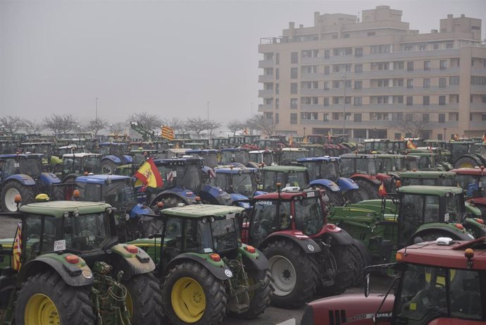 Los tractores de los agricultores se concentran por carreteras que pasan por Huesca, a 6 de febrero de 2024, en Huesca