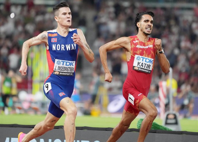 Archivo - Mohamed Katir pugna con Jakob Ingebrigtsen en la final de los 5.000 m del Mundial de Budapest de 2023