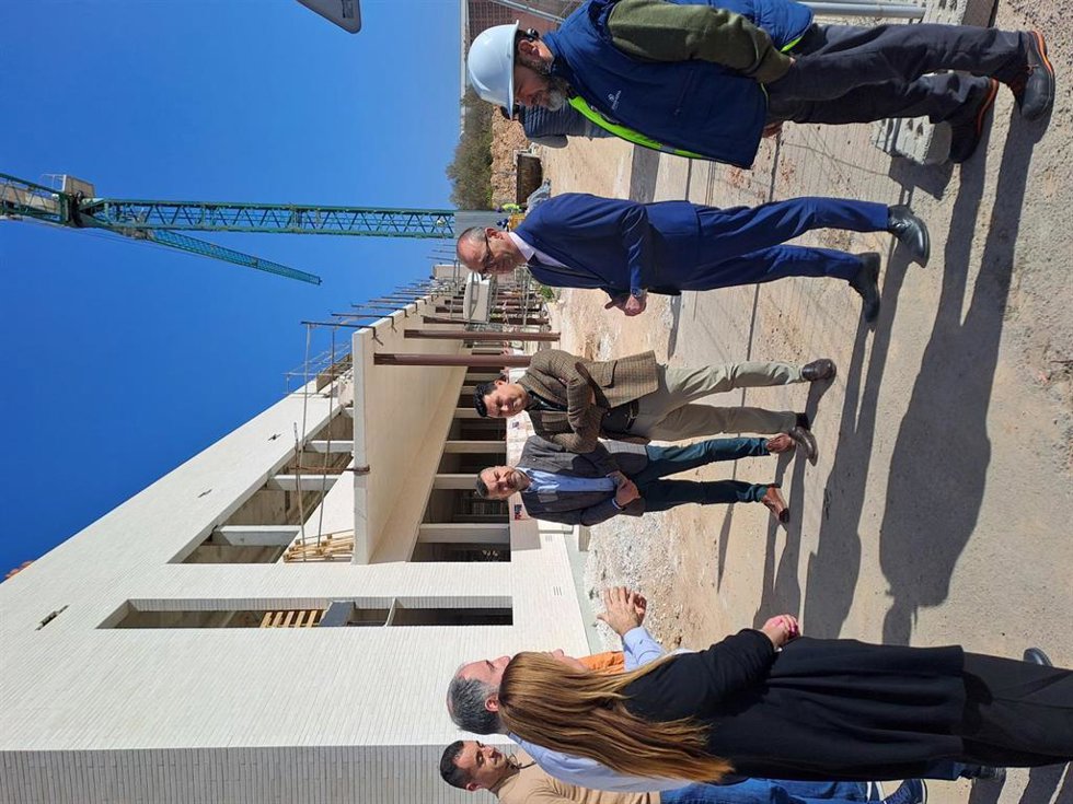 El consejero de Educación, Formación profesional y Empleo, Víctor Marín, y el alcalde de San Javier, José Miguel Luengo, durante su vista a las obras de ampliación del IES Mar Menor en Santiago de la Ribera.