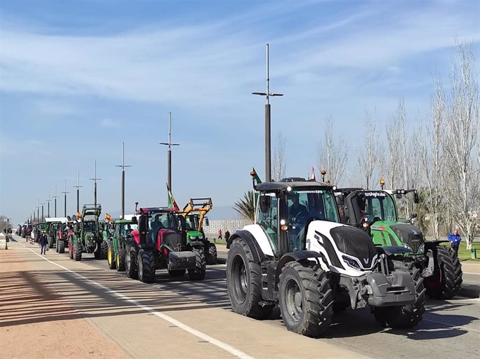 Una caravanas de tractores en una protesta.