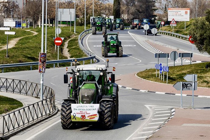 Los tractores se dirigen hacia Brunete tras una concentración de agricultores en la carretera M-600, a 6 de febrero de 2024, en Brunete, Madrid (España). 