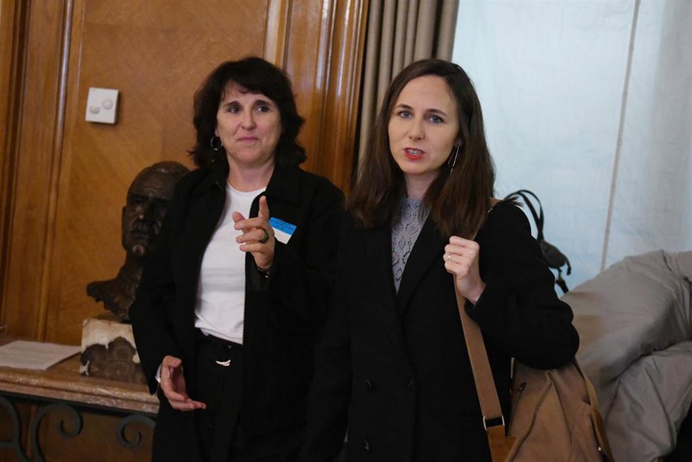 La candidata a la Presidencia de la Xunta de Galicia por Podemos, Isabel Faraldo,y la secretaria general de Podemos, Ione Belarra