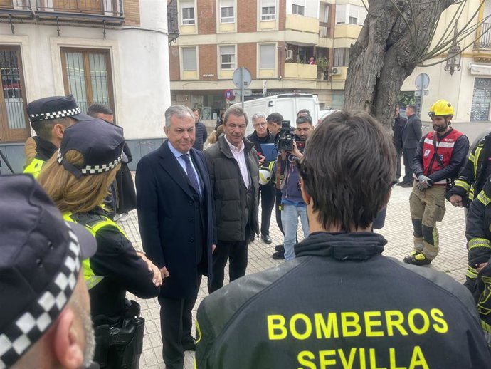 El alcalde, José Luis Sanz, supervisa un ejercicio de bomberos y policías para mejorar la respuesta ante un incendio.
