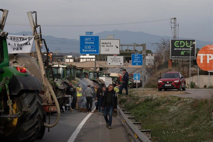 Varios tractores cortan la carretera C-17, sentido sur, a la altura de Parets del Valls, a 6 de febrero de 2024, en Parets del Valls, Barcelona, Catalunya (España). Agricultores y ganaderos de toda España han sacado sus tractores a las carreteras desd