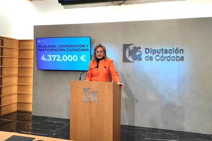La delegada de Igualdad, Cooperación, Consumo y Participación Ciudadana de la Diputación, Auxiliadora Moreno, en rueda de prensa.