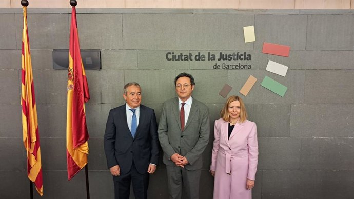 El fiscal superior de Catalunya, Francisco Bañeres; el fiscal general del Estado, Álvaro García Ortiz; y la fiscal jefa de Barcelona, Neus Pujal.