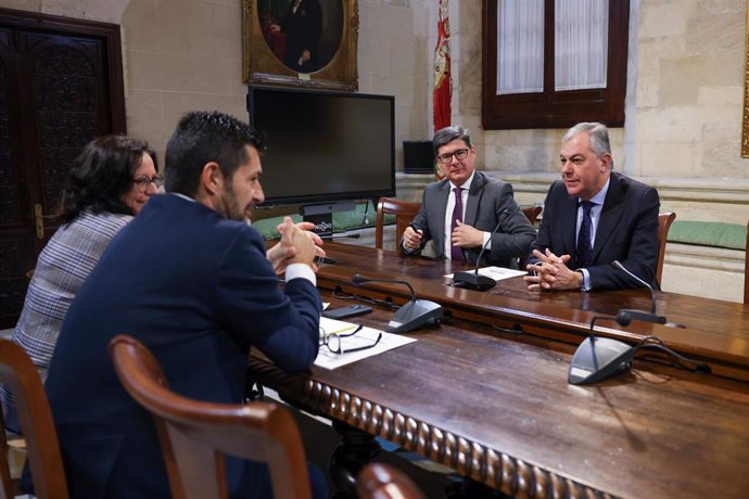 Reunión de Sanz y Pimentel con representantes de UPTA.