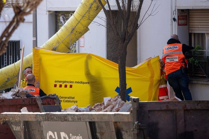 La jueza acaba el levantamiento de los cuerpos en el edificio derrumbado de Badalona (Barcelona)