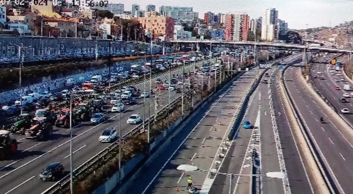 La Primera Columna De Agricultores Ha Llegado Este Miércoles A Barcelona Sobre Las 14.10 Horas Por La Meridiana