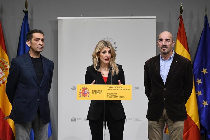 (I-D) El secretario general de CCOO de Castilla y León, Vicente Andrés, la vicepresidenta segunda del Gobierno y ministra de Trabajo, Yolanda Díaz, y el vicesecretario general de Política Sindical de UGT, Fernando Luján. La vicepresidenta segunda del Go