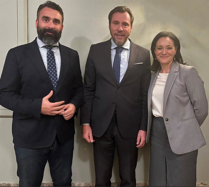 Óscar Puente, entre Alberto Mayoral y Rafi Crespín.