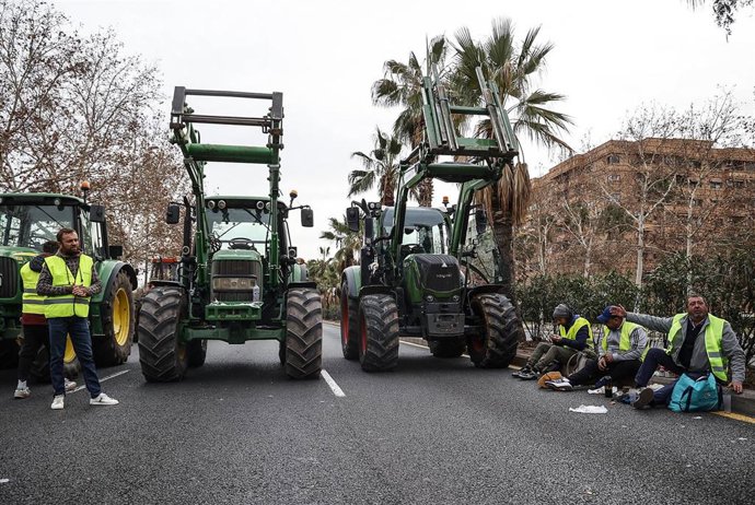 Agricultores y tractores durante una concentración en la avenida Germans Machado de Valencia, a 6 de febrero de 2024, en Valencia, Comunidad Valenciana (España). 