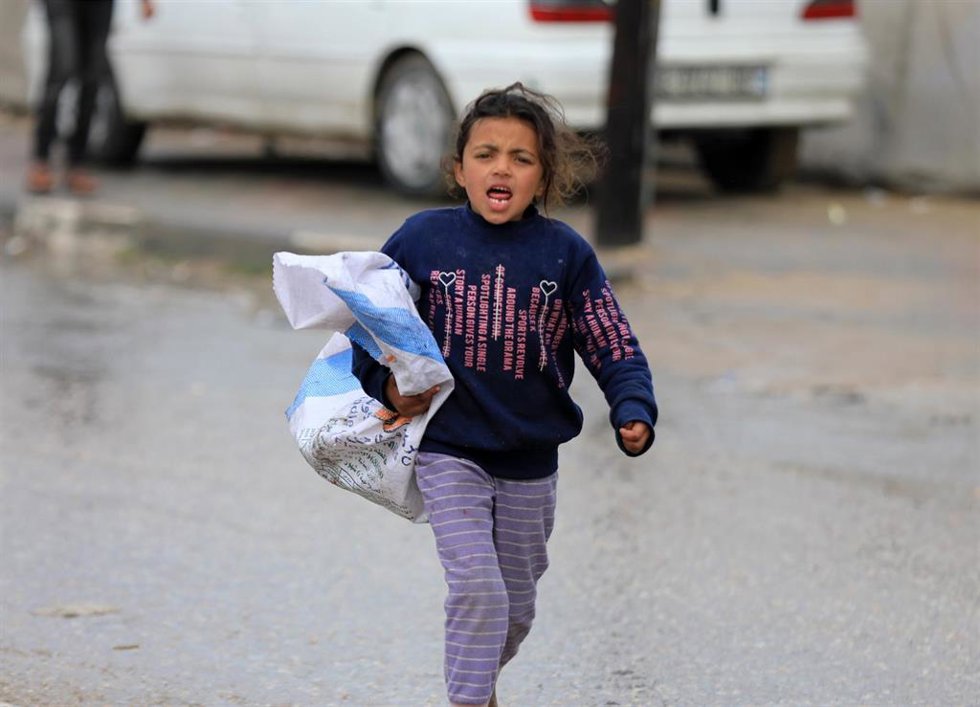 Una niña con ayuda humanitaria en el sur de la Franja de Gaza