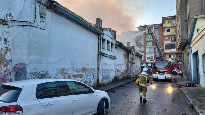 Incendio en Almacenes Industriales, en el barrio de Ciudad Naranco.