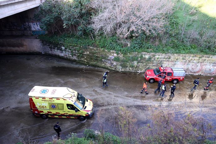 Una ambulancia bajo el puente del torrente de Sa Riera donde ha sido hallado el hombre.