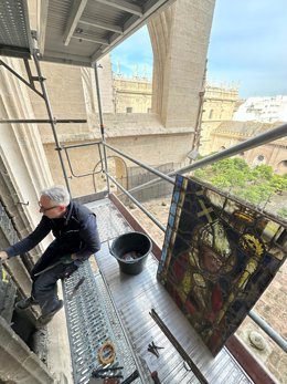 Labores de restauración en las vidrieras del templo catedralicio.
