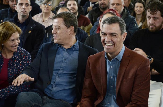 El candidato del Partido de los Socialistas de Galicia (PSdeG) a la Presidencia de la Xunta, José Ramón Gómez Besteiro (i), y el secretario general del PSOE y presidente del Gobierno, Pedro Sánchez (d), durante un acto de campaña del PSdeG, en Expourens