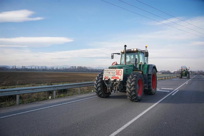 Un tractor participa en una de las movilizaciones del sector en España. 
